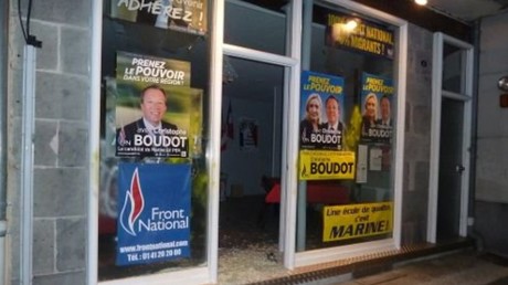 «Ils ont piétiné le drapeau français» : la permanence du FN saccagée à Aurillac 