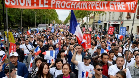 Paris : la communauté asiatique manifeste contre les agressions (VIDEO)