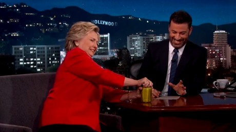 Forte et puissante : pour témoigner de sa bonne santé, Hillary Clinton ouvre une boîte de cornichons