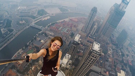 Cette jeune femme russe prend les selfies les plus dangereux du monde