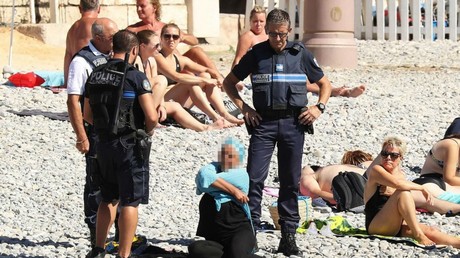 Arrêtés anti-burkini : la France fustigée à l'international pour son «obsession»