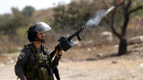 Les forces israéliennes tirent des gaz lacrymogènes sur des Palestiniens lors d’un match de football