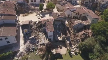 Un drone filme les dégâts du village italien d’Amatrice