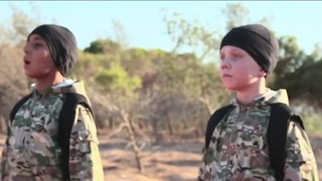 Le jeune Britannique filmé dans une vidéo d'exécution de Daesh aurait été reconnu par son père 