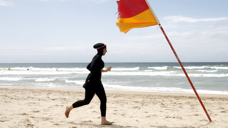 Une femme en burkini sur la plage 