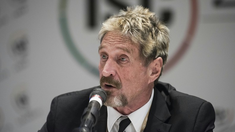 John McAfee : si le FBI a accès aux téléphones des gens, la société américaine va s’effondrer