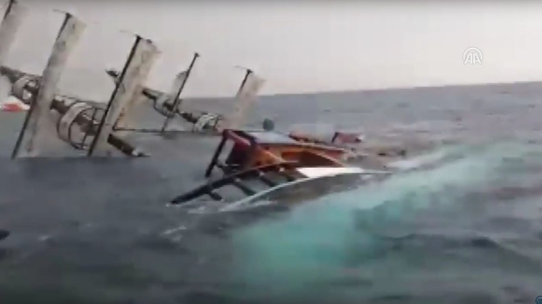 Un navire touristique a fait naufrage en Turquie avec 86 personnes à bord (VIDEO)