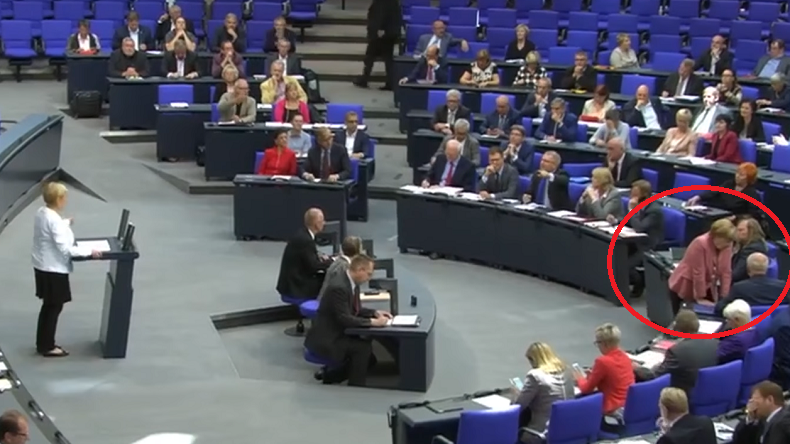 «Madame la chancelière, on ne fait pas ça» : Merkel prise en flagrant délit de bavardage (VIDEO)