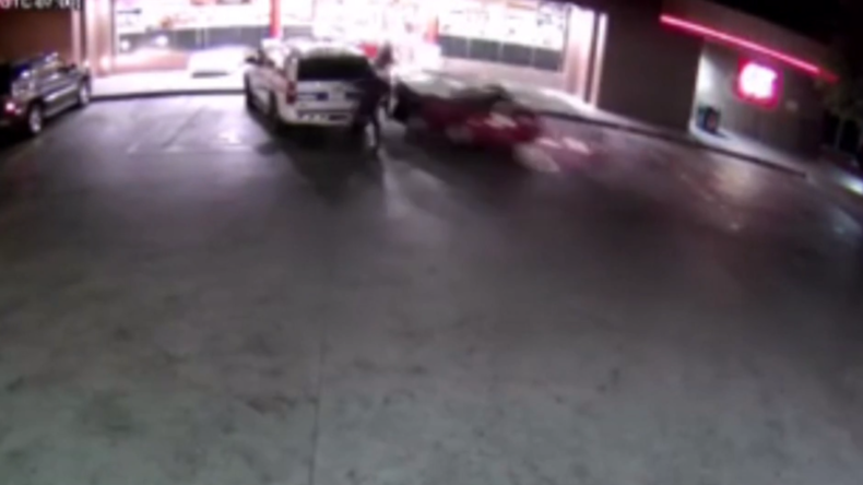 Etats-Unis : un véhicule de police se fait violemment percuter sur le parking d'une station essence