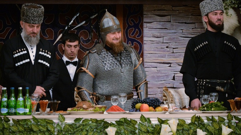 En hommage aux femmes tchétchènes, Ramzan Kadyrov s’habille en chevalier