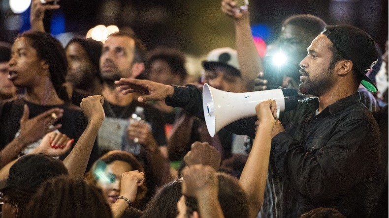Charlotte : un suspect arrêté après la mort d'un protestataire, les rassemblements se poursuivent