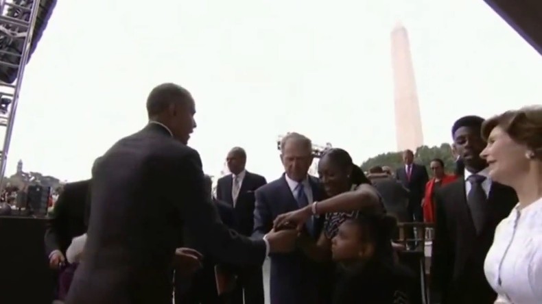 Ce moment savoureux où George W. Bush demande de l'aide à Barack Obama pour... prendre un selfie !