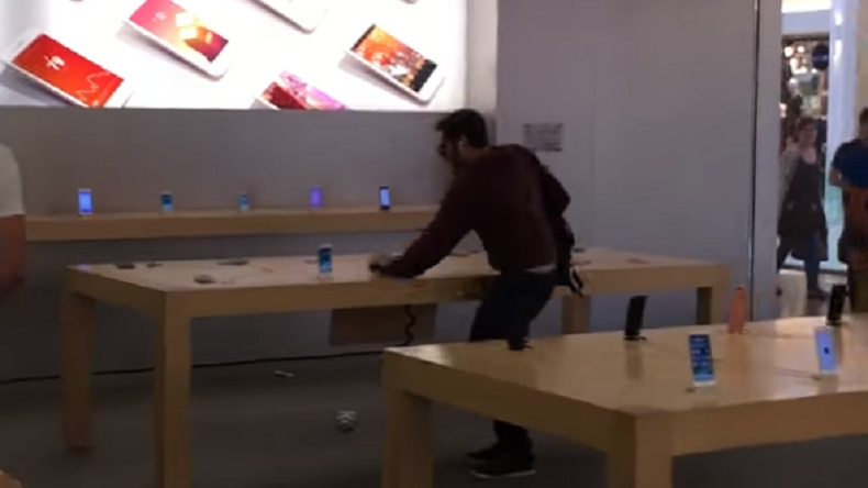 Dijon : il entre dans un Apple Store et casse tous les téléphones avec une boule de pétanque (VIDEO)