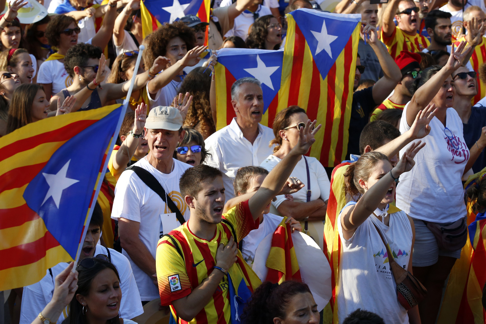 Plusieurs centaines de milliers de Catalans manifestent pour l'indépendance (IMAGES)