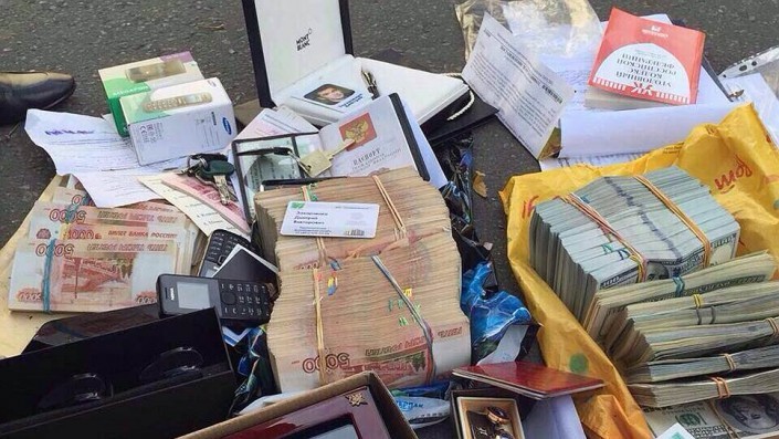 50 sacs de billets de banque retrouvés chez un colonel de police russe luttant contre la corruption