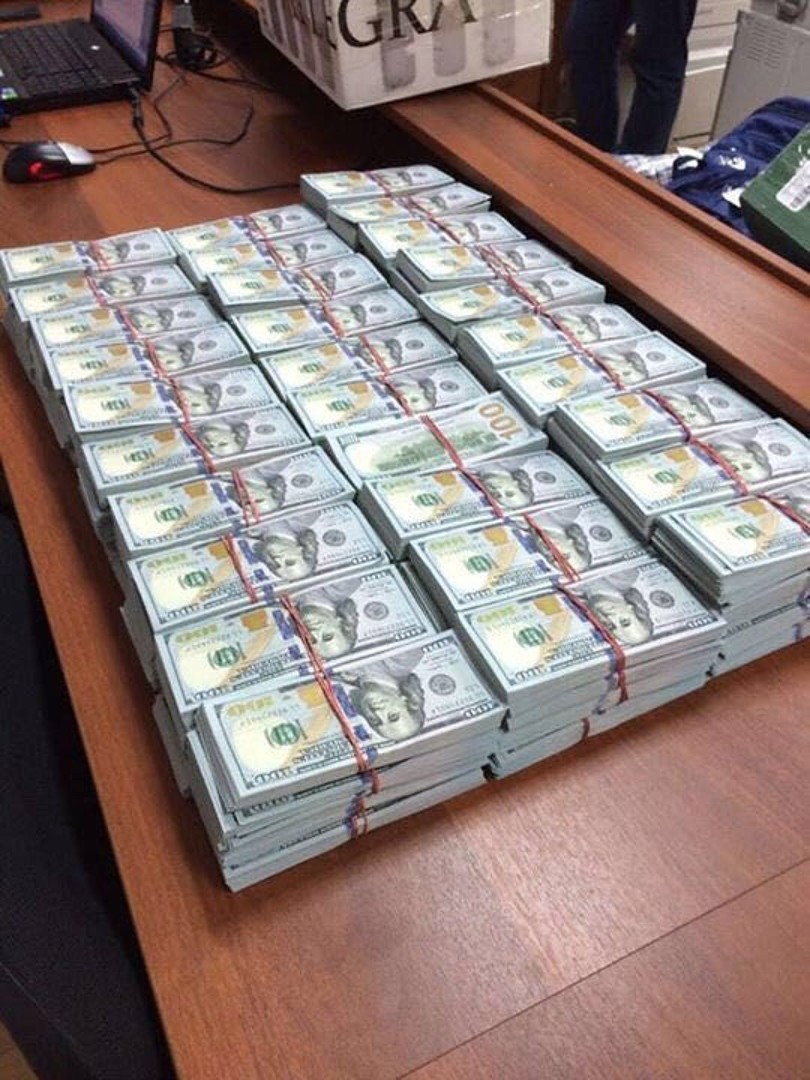 50 sacs de billets de banque retrouvés chez un colonel de police russe luttant contre la corruption