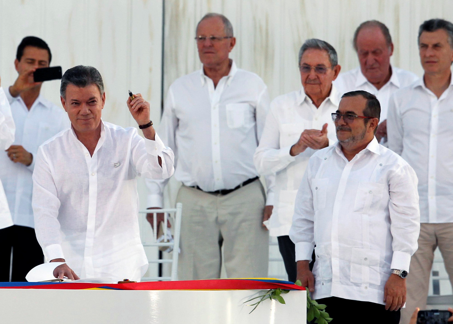 Colombie : les autorités et les FARC signent un accord de paix après 50 ans de guerre