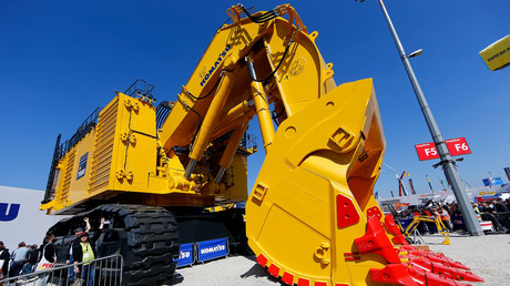 Belgique : 2 000 emplois menacés, des ouvriers bloquent un site Caterpillar à la pelleteuse (VIDEO)