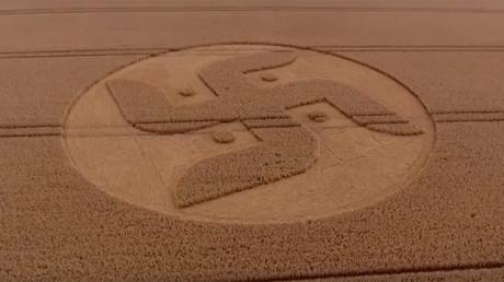 Un crop circle en forme de croix gammée retrouvé dans la campagne britannique (VIDEO)