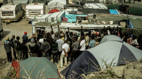 La queue des migrants dans le camps de Calais