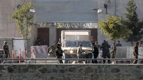 Les autorités afghanes inspectant le site des premières explosions, dans l'après-midi du 5 septembre.