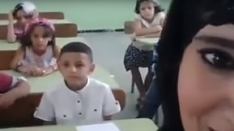 Algérie : une enseignante accusée d'endoctrinement après un selfie avec ses élèves (VIDEO)