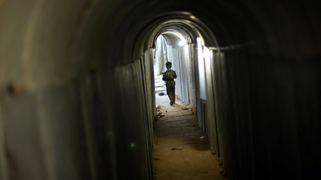 Un garçon palestinien dans un tunnel souterrain 