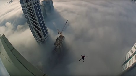 Le grand saut : un «base jumper» saute à l’aveugle à travers des nuages à Dubaï (VIDEO)
