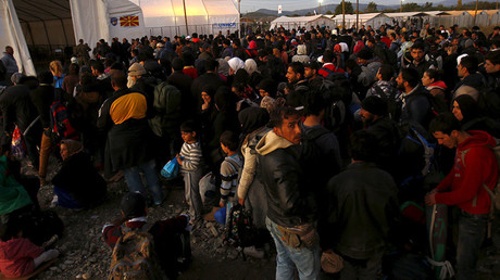 Des migrants en Macédoine, après avoir traversé la frontière grecque.