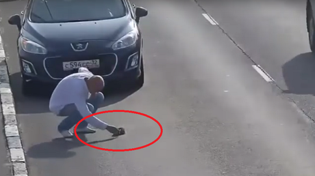 Russie : en pleine circulation, un automobiliste sauve un chaton d'une mort certaine