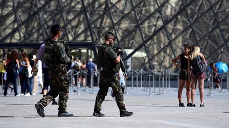Patrouille de soldats près du Louvre. Image ©AFP