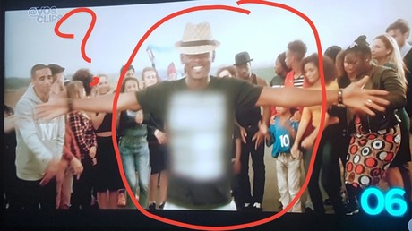 W9 floute le T-shirt du rappeur Black M rendant hommage à Adama Traoré (IMAGES)