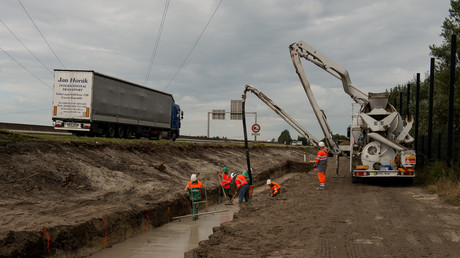 Calais : les travaux de construction du mur anti-migrants ont démarré