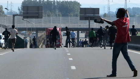 L’équipe de RT filme des migrants menant l’assaut des autoroutes à Calais (VIDEO)