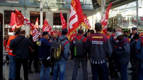 Les salariés d'Alstom sont arrivés dans un TGV spécial pour manifester devant le siège du groupe 