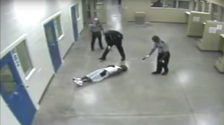 Etats-Unis : des policiers américains tirent au Taser sur un homme noir qui avait obtempéré (VIDEO)