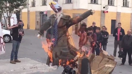 Nantes : un mannequin à l'effigie de Manuel Valls brûlé avant sa venue sous haute tension (VIDEO)