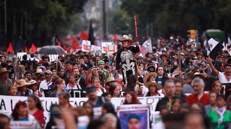 Sang, tambours et costumes macabres : deux ans après la disparition des 43 étudiants, Mexico défile
