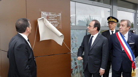 Attentats de janvier 2015 : Hollande remet la légion d'honneur aux deux otages de l'imprimerie