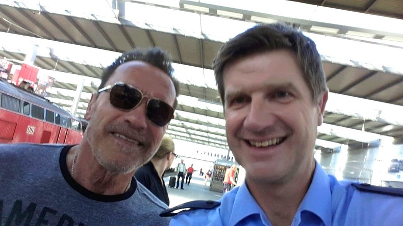 Arnold Schwarzenegger interrompu dans sa balade à vélo par la police allemande
