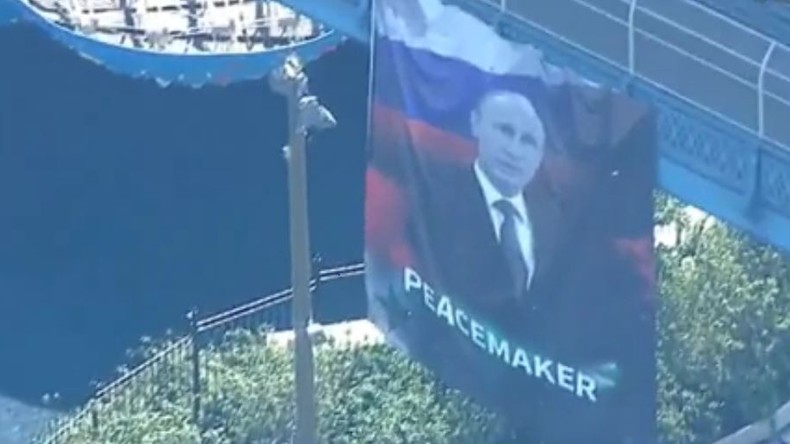 Une bannière à la gloire de Poutine accrochée sur le pont Manhattan de New York... très vite retirée