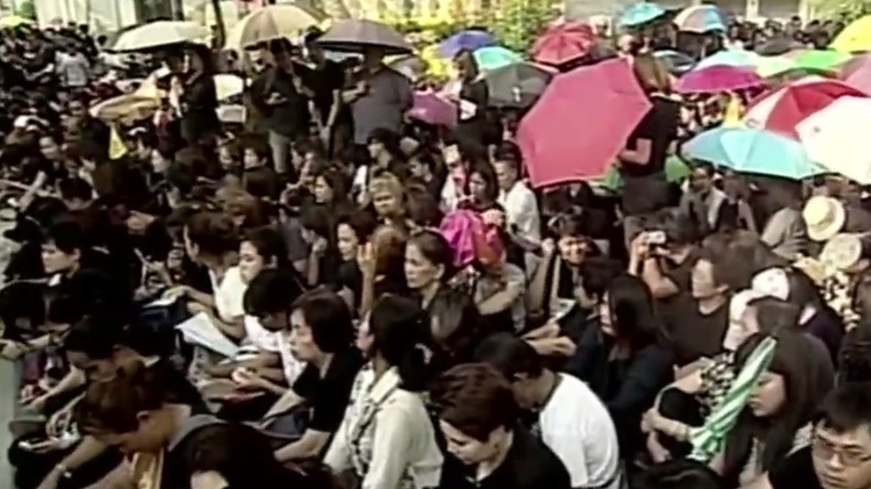 Les Thaïlandais rendent hommage au roi Bhumibol Adulyadej