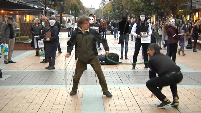 Bulgarie : des activistes vegan jouent des scènes de maltraitance animale en pleine rue (VIDEO)
