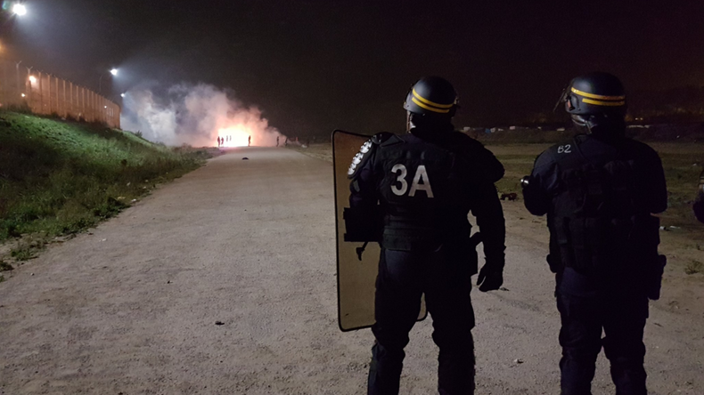 Affrontements dans la Jungle de Calais un jour avant l'expulsion des migrants (PHOTOS, VIDEOS)