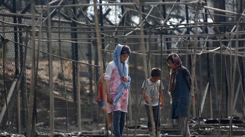 Des locaux dans un camp de réfugiés à Lesbos incendiés par des migrants (VIDEO)
