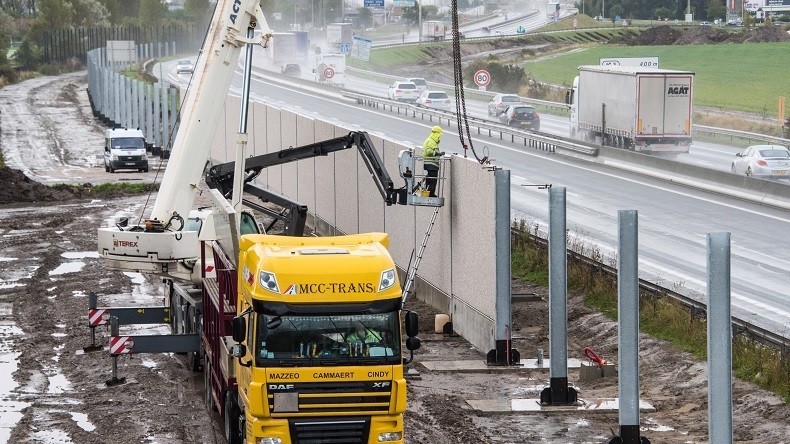 A Calais, la construction du mur anti-migrants continue malgré le démantèlement de la Jungle (VIDEO)