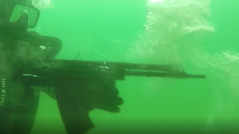 Russie : des unités secrètes s’entrainent à tirer sous la mer Baltique (VIDEO)