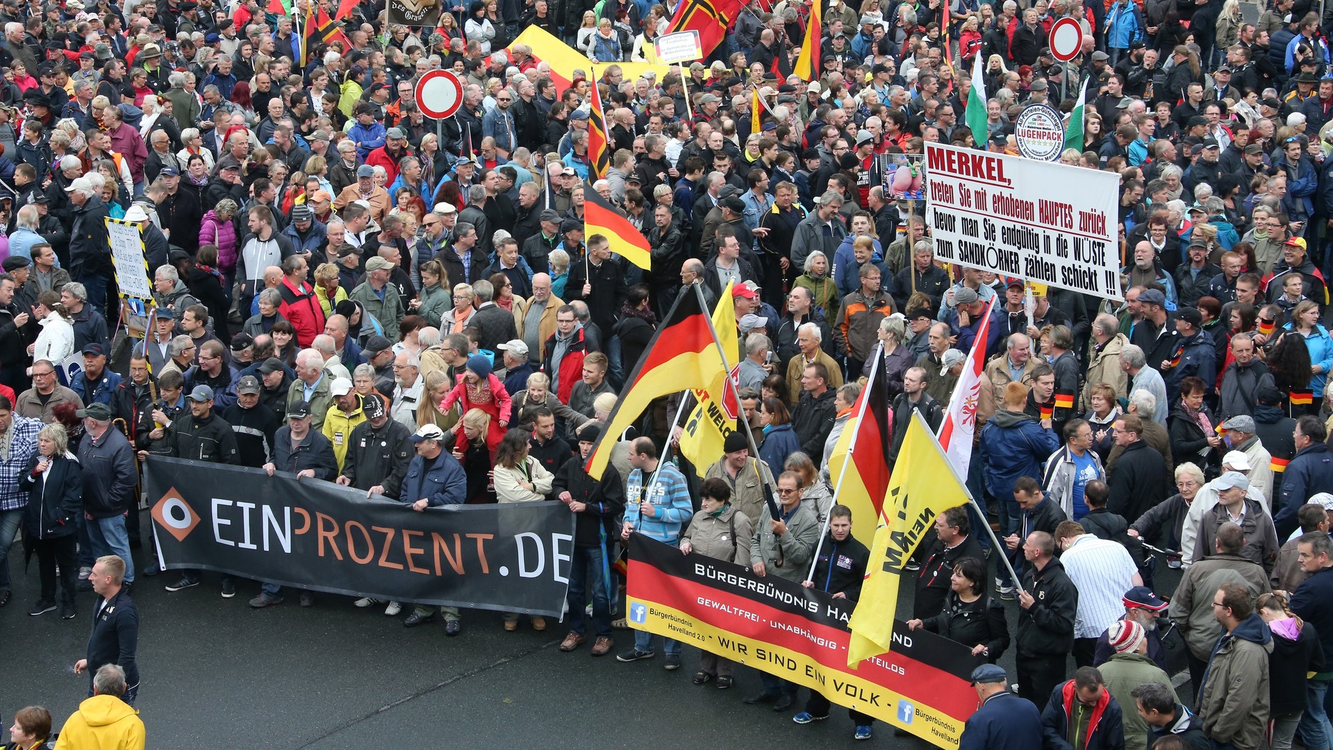 Более массовый. Pegida в Германии. Антиисламские протесты Германия. ПЕГИДА движение. Демонстрации ПЕГИДА.