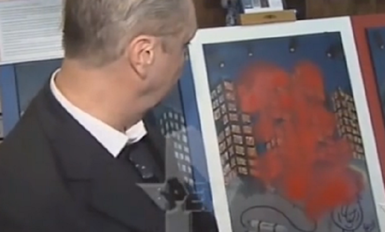 Un artiste russe asperge de peinture une caricature de François Hollande à 180 000 euros (IMAGES)