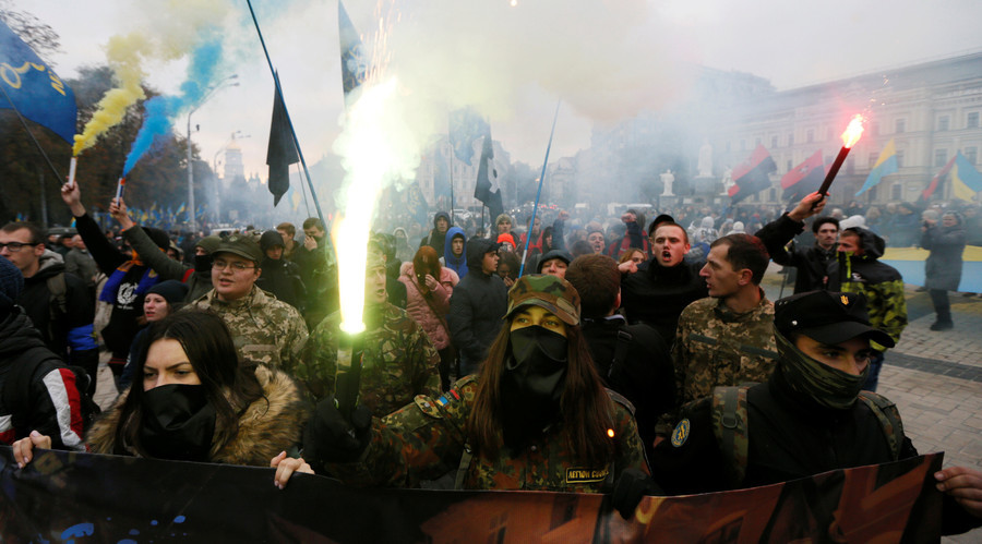 Entre torches et fumigènes, les nationalistes ont participé à la marche de la Nation à Kiev (IMAGES)